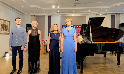 Ансамбль «Российские виртуозы» исполняет произведение в 8 рук на двух роялях — юбилейный концерт профессора Светланы Карась в МГИК